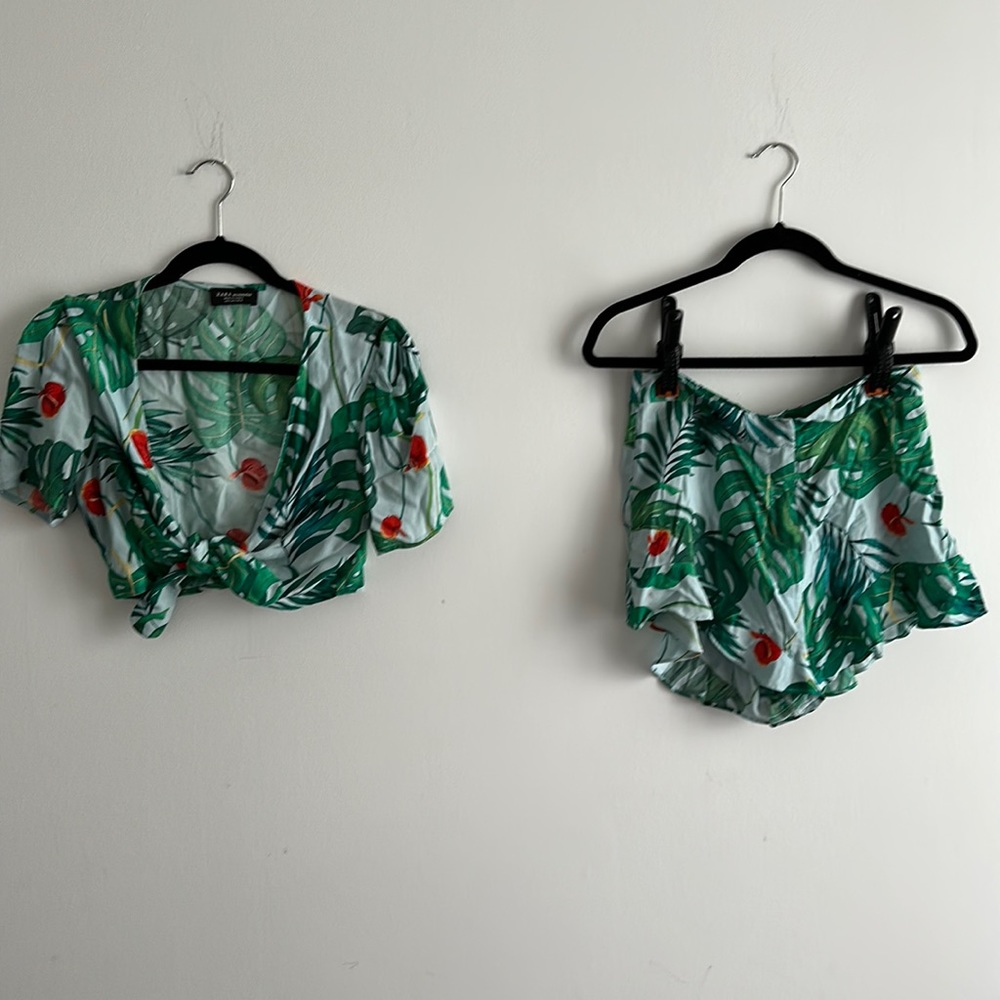 Floral two piece set - crop top and short